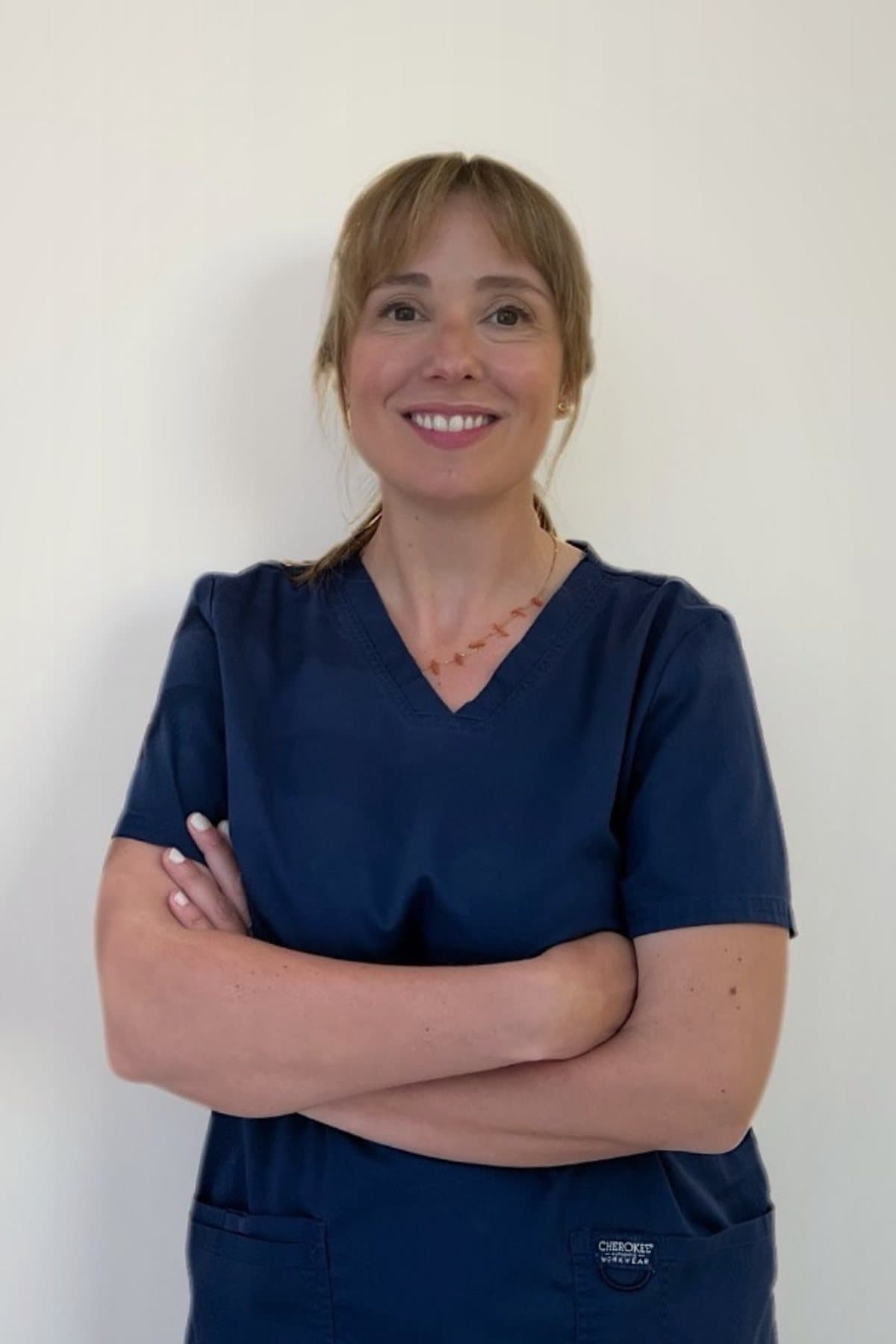 Lucía Díaz-Faes, odontóloga de periodoncia e implantes, con los brazos cruzados
