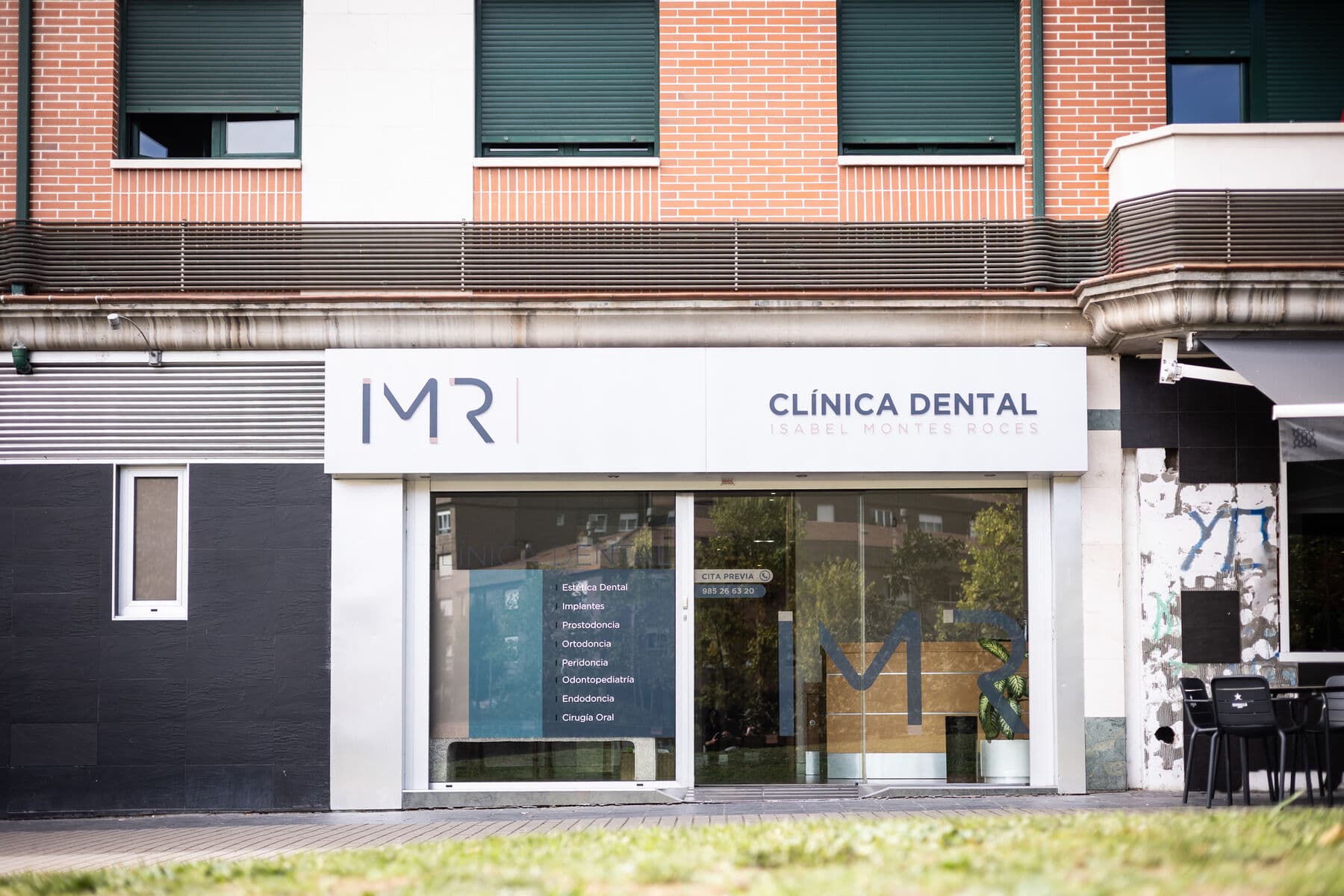 La fachada de la clínica, con el rótulo IMR Clínica Dental