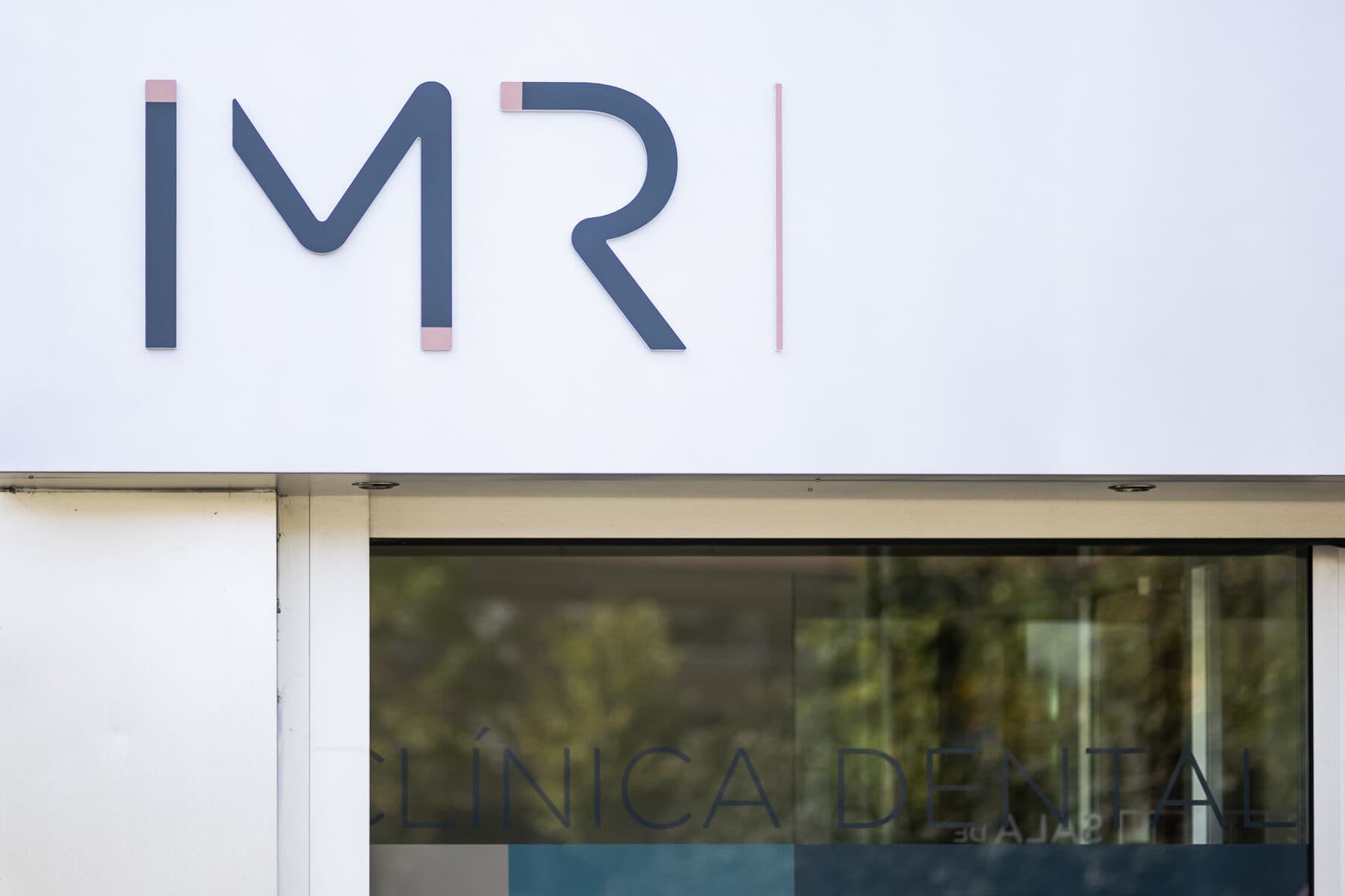 El logotipo IMR en el rótulo de la entrada