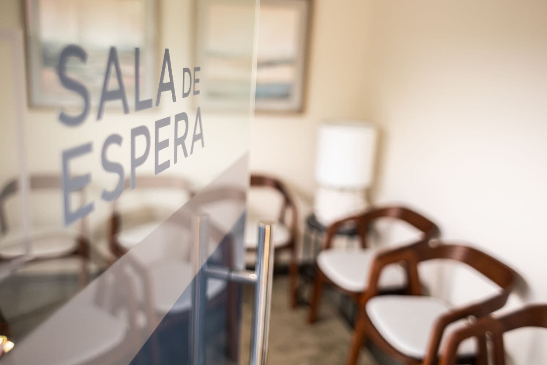 La sala de espera, con su rótulo en el cristal y las sillas de madera